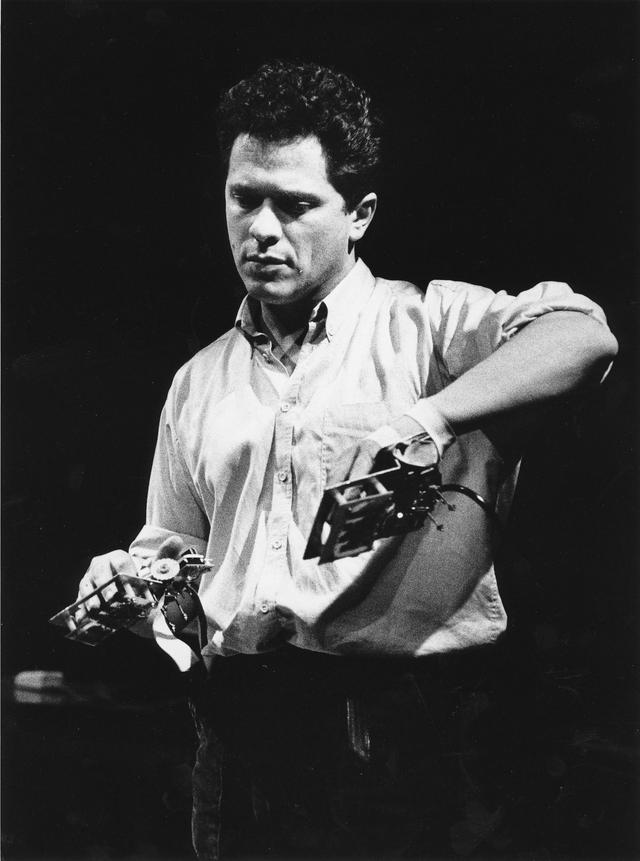 Le musicien et inventeur néerlandais Michel Waisvisz avec son instrument portatif "The Hands". [École Polytechnique Fédérale de Lausanne]