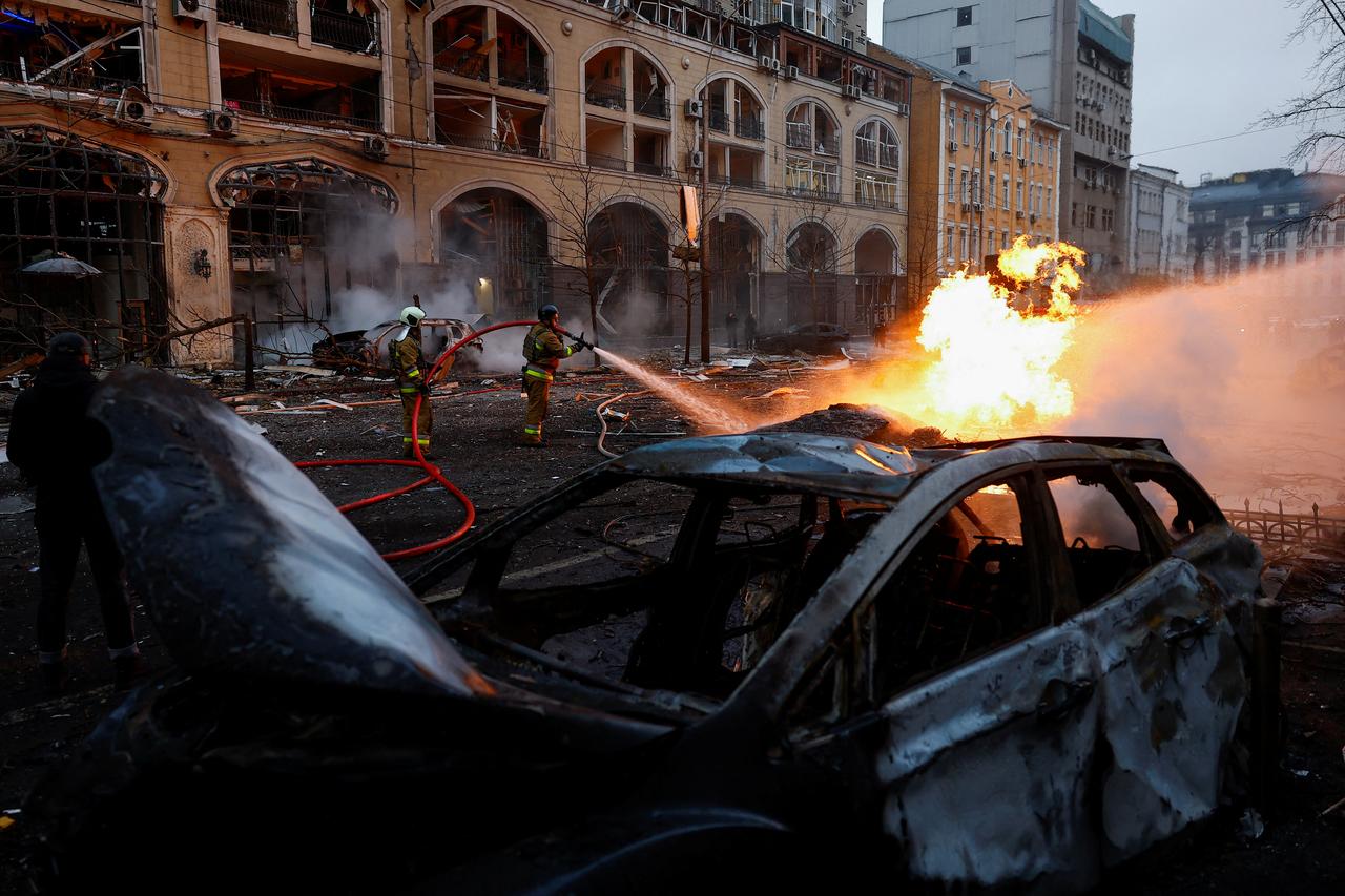 Des pompiers travaillent sur le site d'un bâtiment détruit par un tir de missile russe dans le centre de Kiev, en Ukraine, le 20 décembre 2024. [REUTERS - Valentyn Ogirenko]