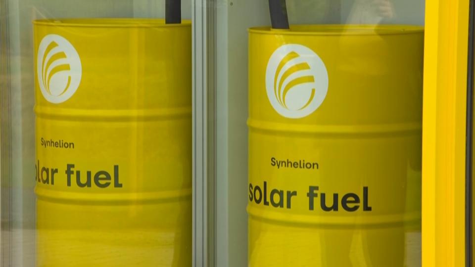 Des bidons du carburant solaire de Synhelion. [RTS - Pascal Jeannerat]