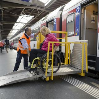 L'accessibilité handicapés dans les transports en Suisse. [Keystone - Gaetan Bally]