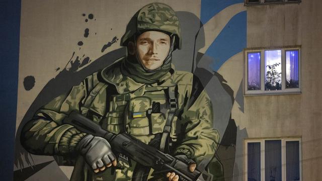 Un mur en hommage à un soldat ukrainien à Kiev. [Keystone/AP Photo - Efrem Lukatsky]