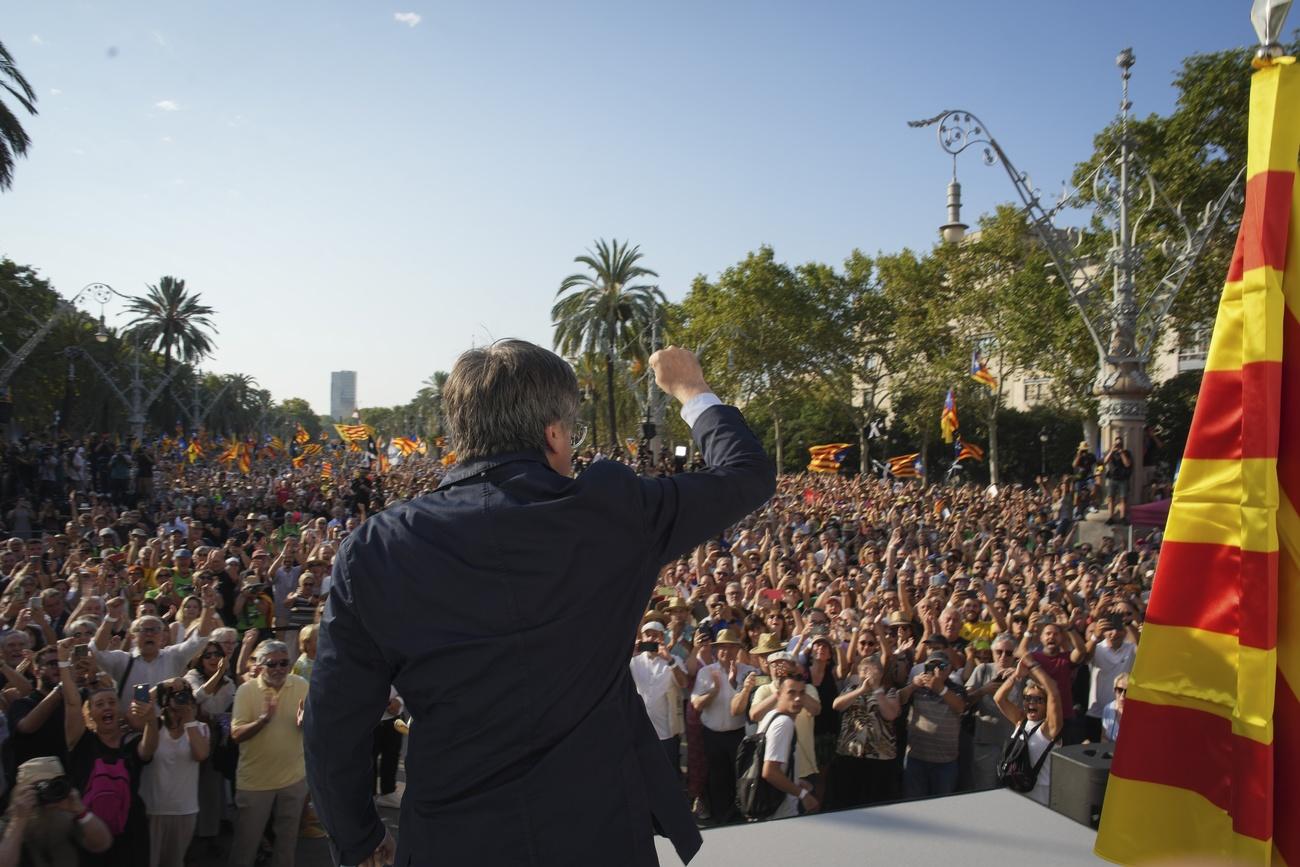 "Vive la Catalogne libre!" a lancé Carles Puigdemont à ses supporters réunis jeudi matin à Barcelone. [KEYSTONE - EMILIO MORENATTI]