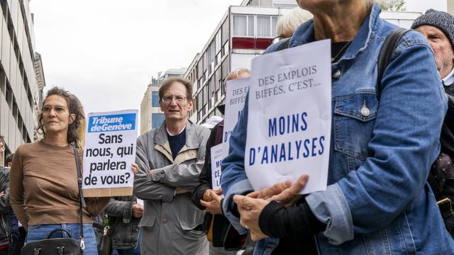 Des journalistes et employés de la Tribune de Genève ont débrayé pendant une heure ce jeudi. [Keystone - Martial Trezzini]