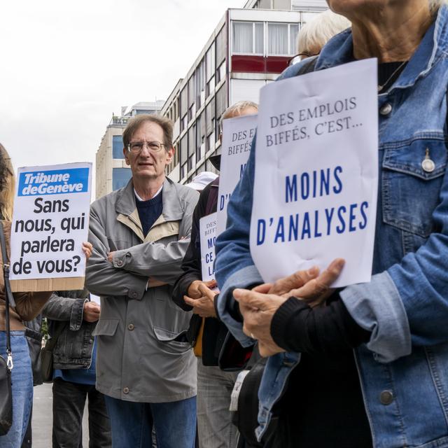 Des journalistes et employés de la Tribune de Genève ont débrayé pendant une heure ce jeudi. [Keystone - Martial Trezzini]