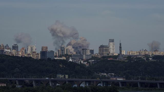 Plusieurs explosions ont secoué Kiev, ce matin 8 juillet, dont un hôpital pour enfants. [AP Photo/Keystone - Evgeniy Maloletka]