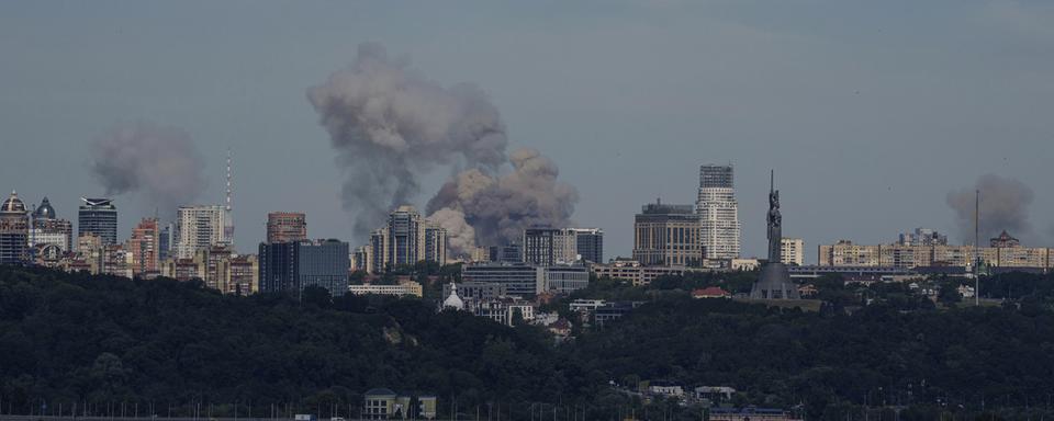 Plusieurs explosions ont secoué Kiev, ce matin 8 juillet, dont un hôpital pour enfants. [AP Photo/Keystone - Evgeniy Maloletka]