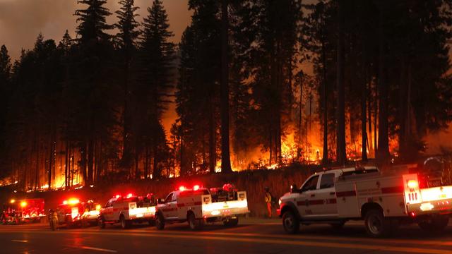 Près de 5'000 pompiers et 400 camions luttent contre le mégafeu "Park Fire" en Californie. [KEYSTONE - JOHN G. MABANGLO]