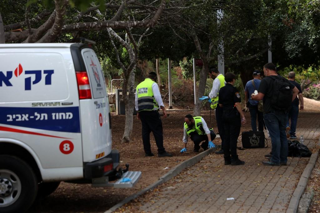 Des secouristes israéliens enquêtent sur les lieux de l'attaque au couteau à Holon, dans la banlieue sud de Tel-Aviv. [AFP - GIL COHEN-MAGEN]