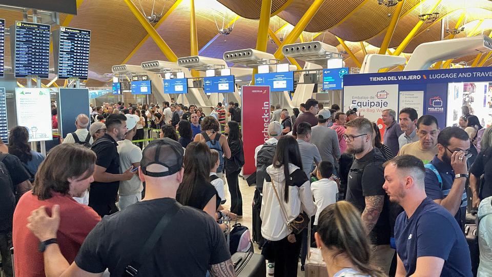 Des passagers bloqués à l'aéroport de Madrid. [REUTERS - ELENA RODRIGUEZ]