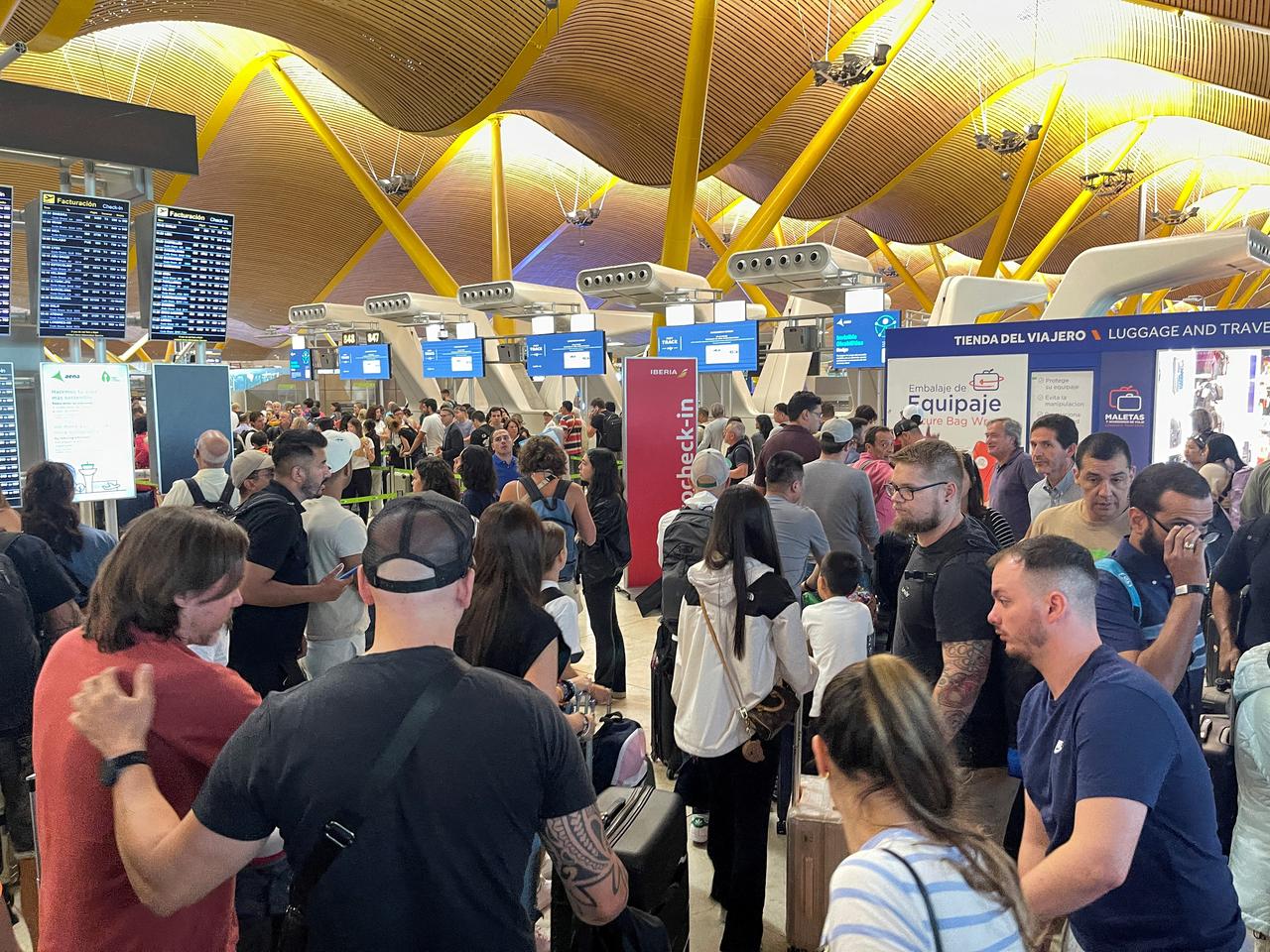 Des passagers bloqués à l'aéroport de Madrid. [REUTERS - ELENA RODRIGUEZ]