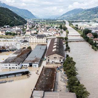 L'inondation causée par le Rhône en Valais force des familles à déménager à cause du risque d'effondrement. [Keystone - Olivier Maire]