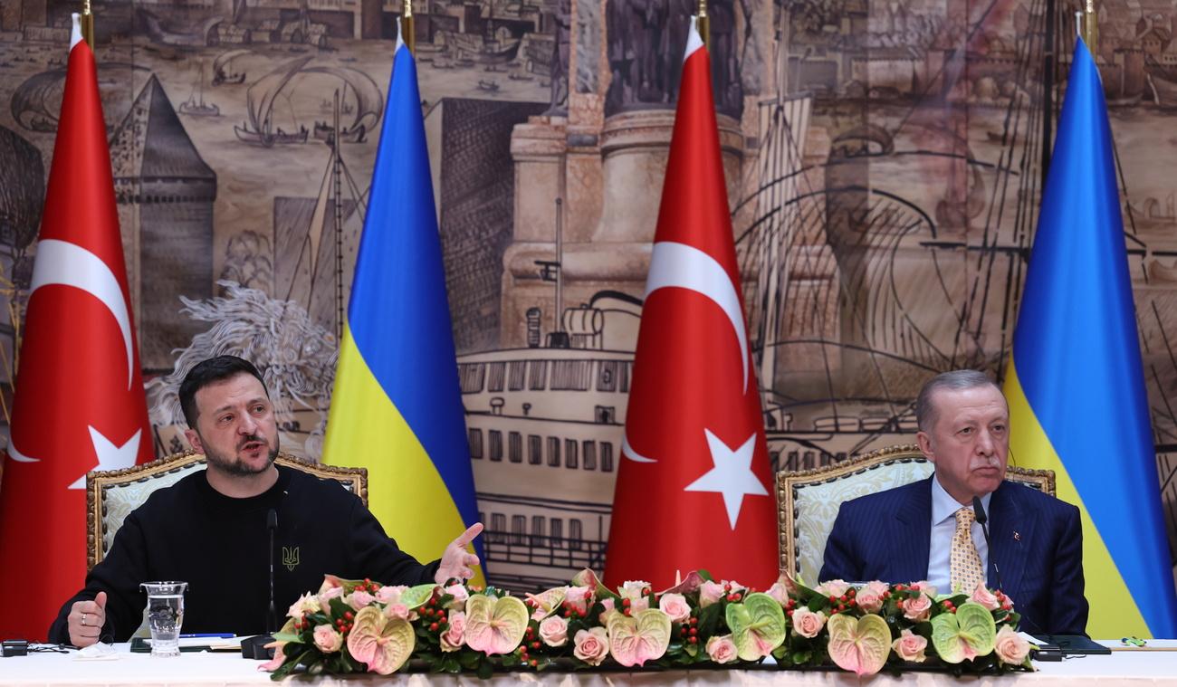Le président turc Recep Tayyip Erdogan a reçu son homologue ukrainien Volodymyr Zelensky à Istanbul vendredi. [KEYSTONE - TOLGA BOZOGLU]