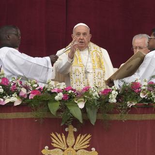 Le pape François lors de la bénédiction Urbi et Orbi à l'occasion de Pâques. [KEYSTONE - ANDREW MEDICHINI]