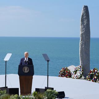 Joe Biden a prononcé un discours à Pointe du Hoc en Normandie à l'occasion des 80 ans du Débarquement. [Keystone/AP Photo - Evan Vucci]