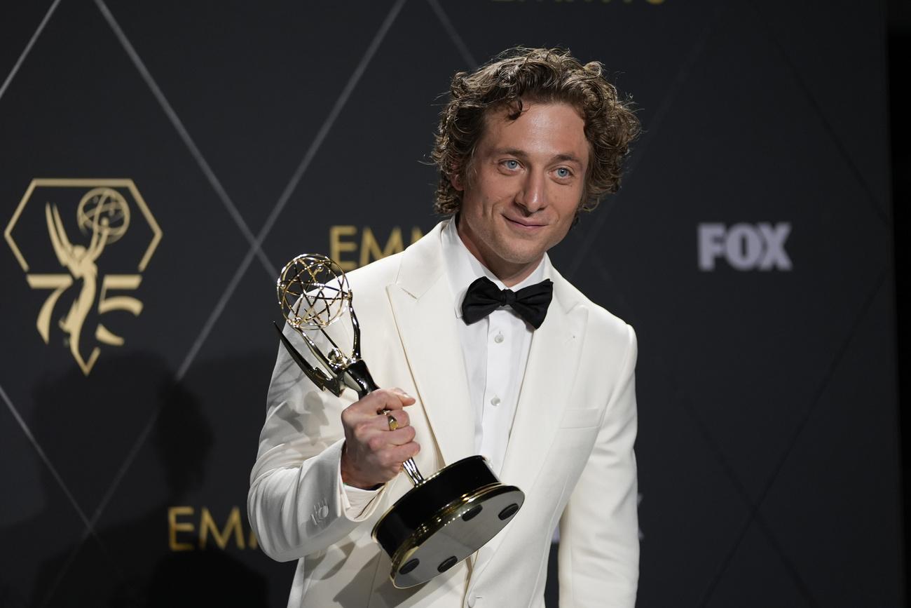 Jeremy Allen White, lauréat du prix de l'acteur principal dans une série comique pour "The Bear", lors de la 75e cérémonie des Emmy Awards, le 15 janvier 2024. [KEYSTONE - ASHLEY LANDIS]