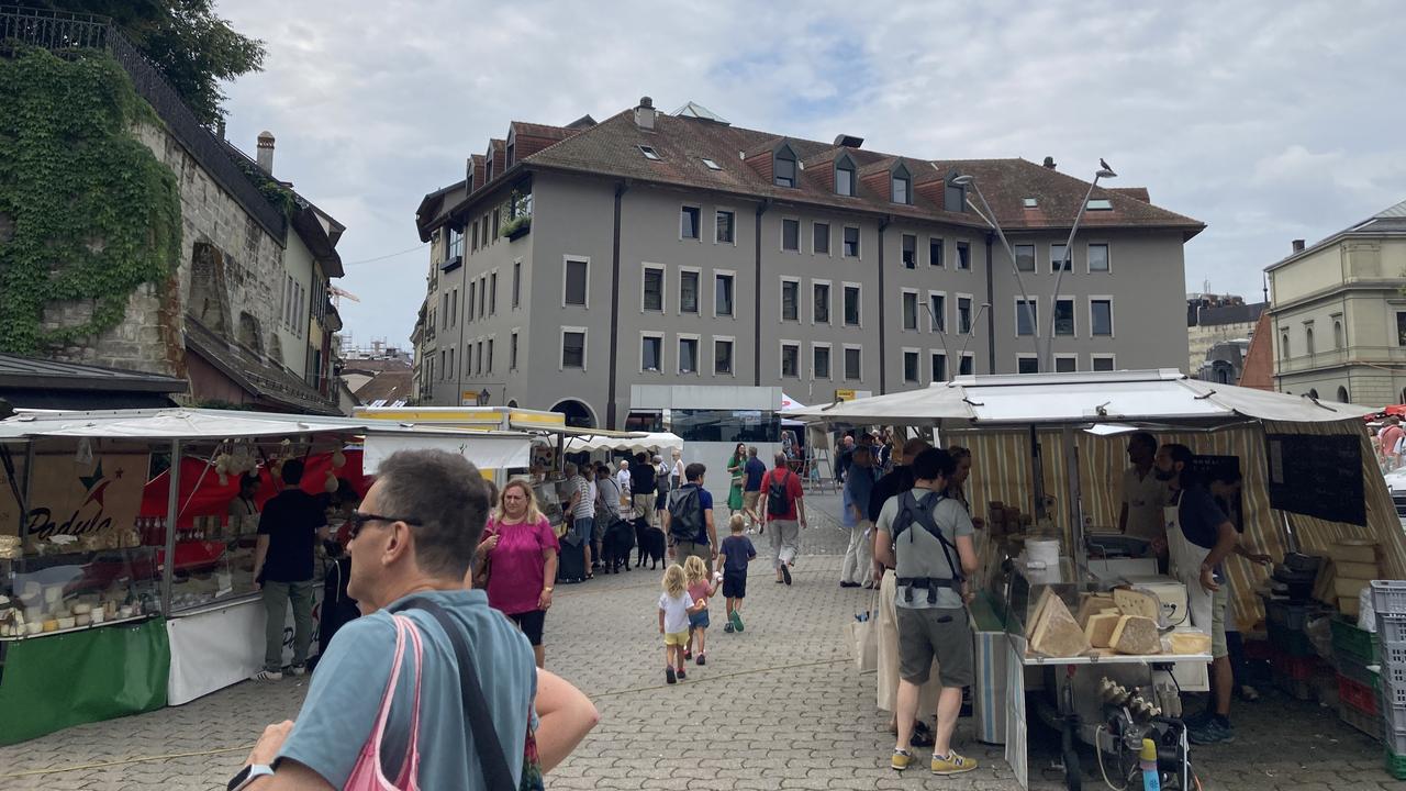 Les travaux du parking de la place de la Riponne inquiète les commerçants du marché. [RTS - Margaux Reguin]