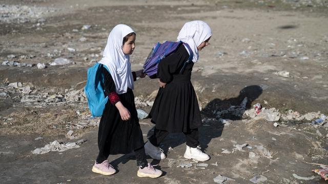 En Afghanistan, 1,4 million de filles sont "délibérément privées d'école" par les talibans. [AFP - Wakil KOHSAR]