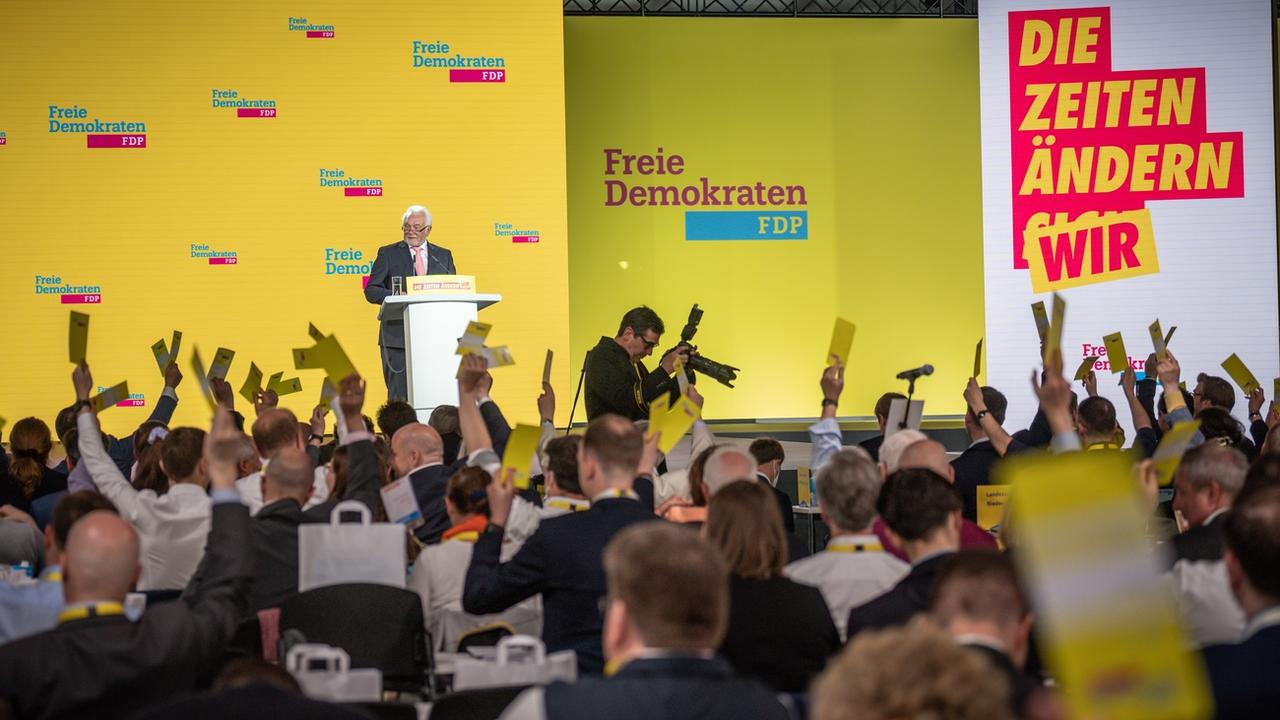 Les libéraux allemands votent pour rester dans la coalition gouvernementale. [Keystone - Michael Kappeler]