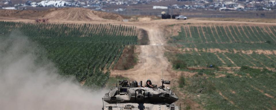 Un char militaire israélien dans la bande de Gaza, le 16 mai 2024. [Keystone/EPA - Atef Safadi]