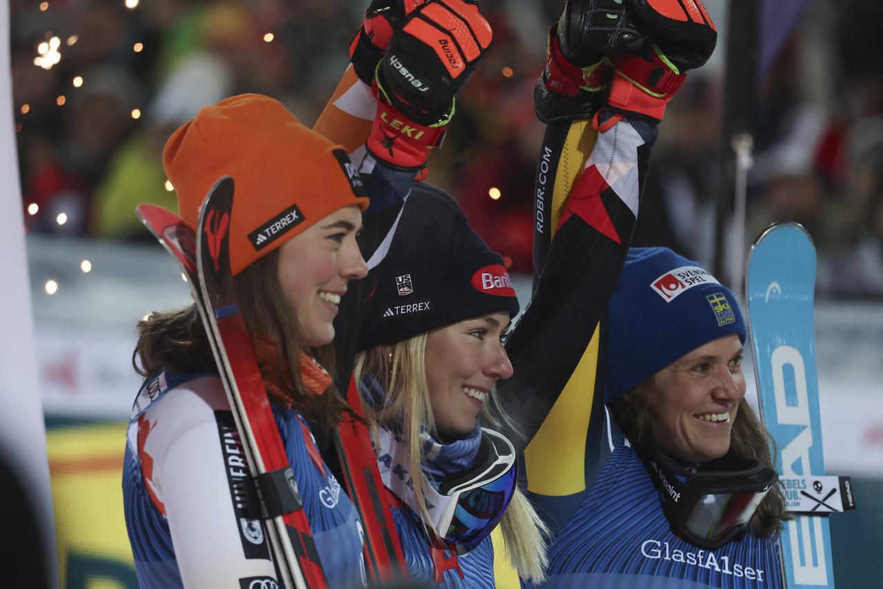 Vlhova, Shiffrin et Hector tout sourire après leur deuxième manche à Flachau. [Marco Trovati]