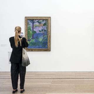 Une femme regarde deux tableaux de Henri Matisse. [Keystone - Georgios Kefalas]