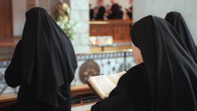 Les catholiques sont devenus le deuxième groupe religieux de Suisse, avec 32% de la population, devant l'Eglise nationale évangélique réformée (21%). [Keystone]