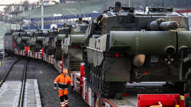 Au total, 25 chars de combat Leopard 2A4 doivent quitter la Suisse. [Keystone - Gian Ehrenzeller]