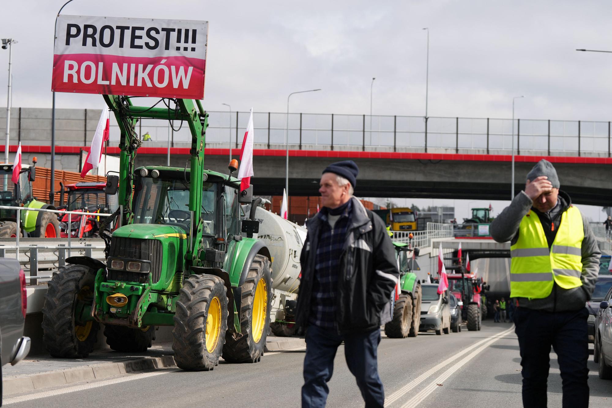 Les agriculteurs polonais bloquent la route à Zakret, près de Varsovie. [Reuters - Aleksandra Szmigiel]