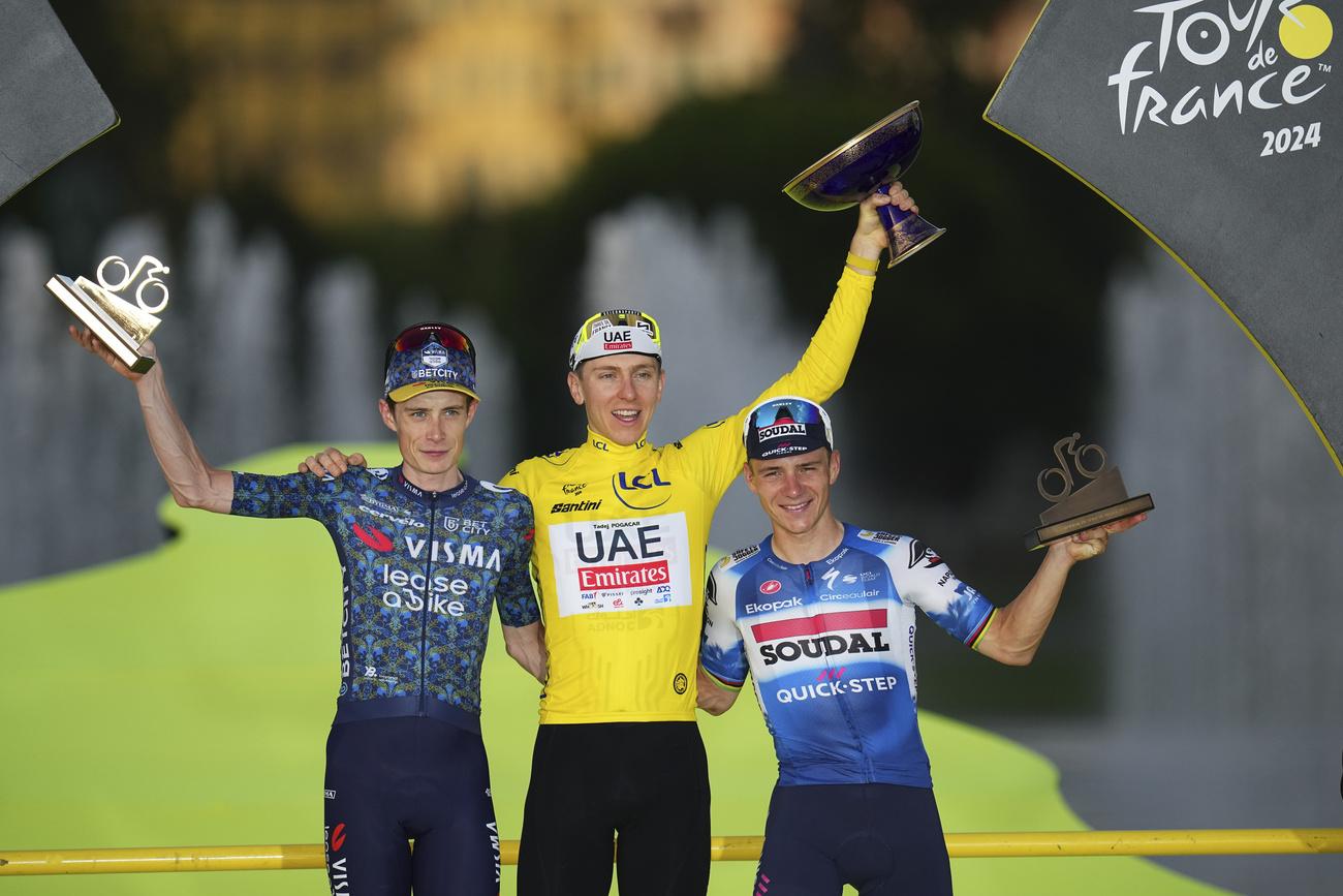 Tadej Pogacar est monté sur le podium final du Tour de France pour la 5e fois d'affilée. [KEYSTONE - DANIEL COLE]