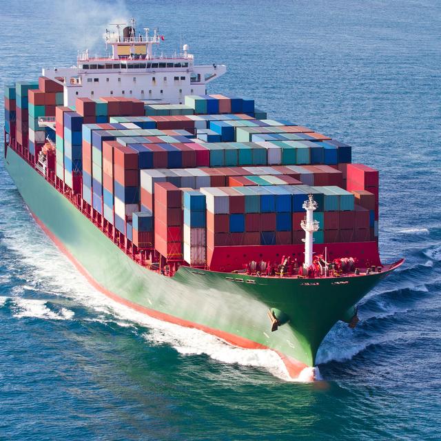 Le transport de nos marchandises en bateaux cargos à travers les océans est le symbole de notre économie mondialisée. [Depositphotos - EvrenKalinbacak]