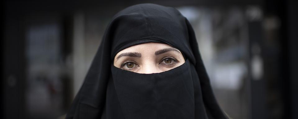 Une femme portant une Niqab en 2018. [KEYSTONE - Gian Ehrenzeller]