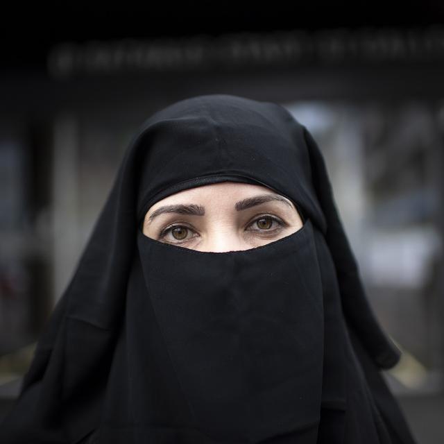 Une femme portant une Niqab en 2018. [KEYSTONE - Gian Ehrenzeller]