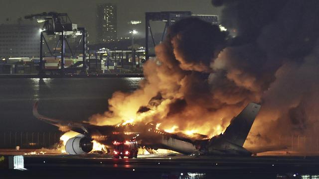 Un avion de ligne en feu à l'aéroport de Tokyo-Haneda [Keystone - Kyodo News via AP]