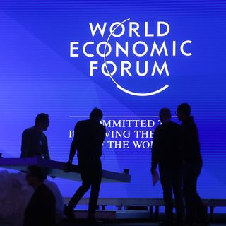 Des personnes installent la scène principale du Forum économique mondial 2019, WEF, à Davos. [Keystone - AP Photo/Markus Schreiber]