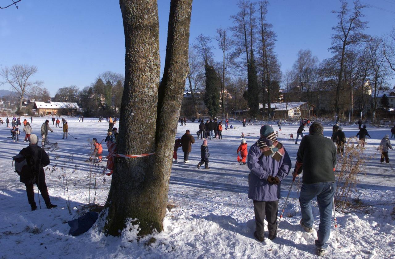 Noël était encore blanc à Berne en 2001, comme ici le lac gelé d'Egelsee. [KEYSTONE - LUKAS LEHMANN]