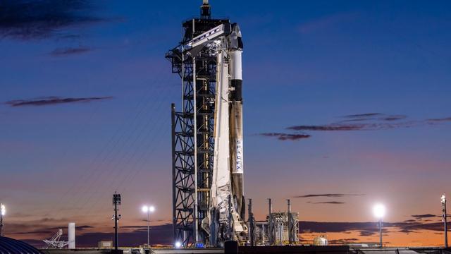 La capsule Dragon de la mission Polaris Dawn se trouve au sommet d'une fusée Falcon 9, sur le pas de tir 39A du Kennedy Space Center, en Floride. [SpaceX - Polaris Program/John Kraus]