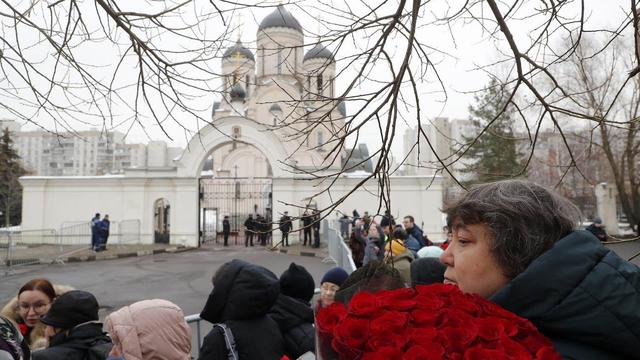 La foule se presse à l'extérieur de l'église où auront lieu les obsèques d'Alexeï Navalny. [Keystone]