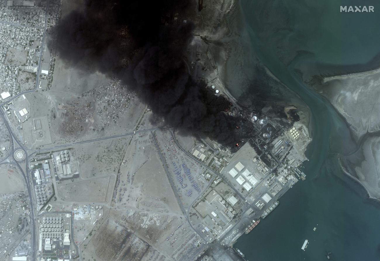 Vue aérienne des réservoirs de pétrole en feu à Hodeidah, au Yémen, le 21 juillet 2024. [KEYSTONE]