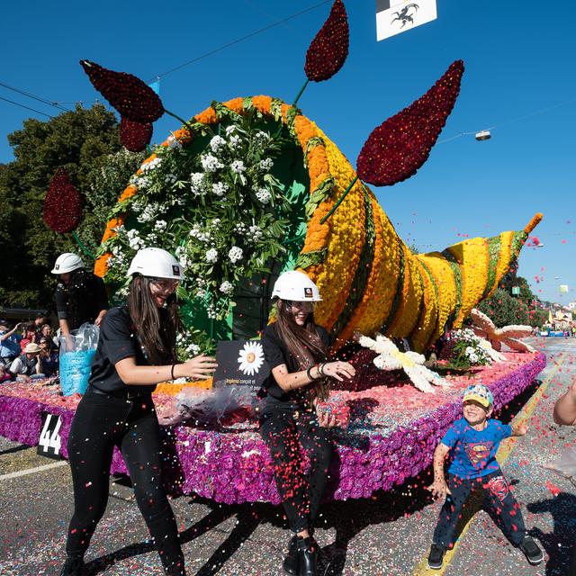 Le corso fleuri lors de la Fête des Vendanges à Neuchâtel. [Keystone - Stefan Meyer]