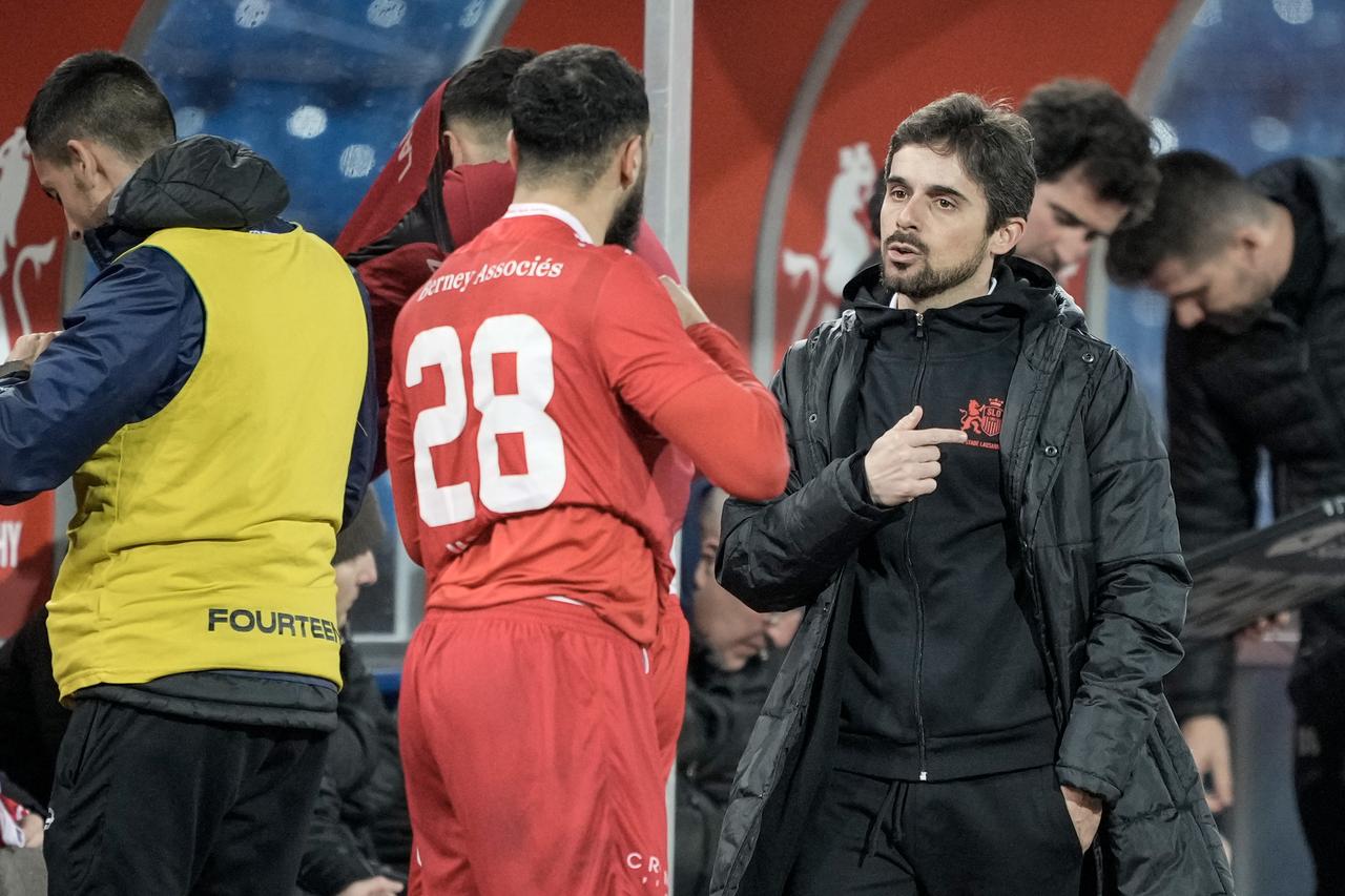 Tout comme Ricardo Dionisio, les supporters stadistes demandent à leurs joueurs avec plus de coeur. [Martin Meienberger]