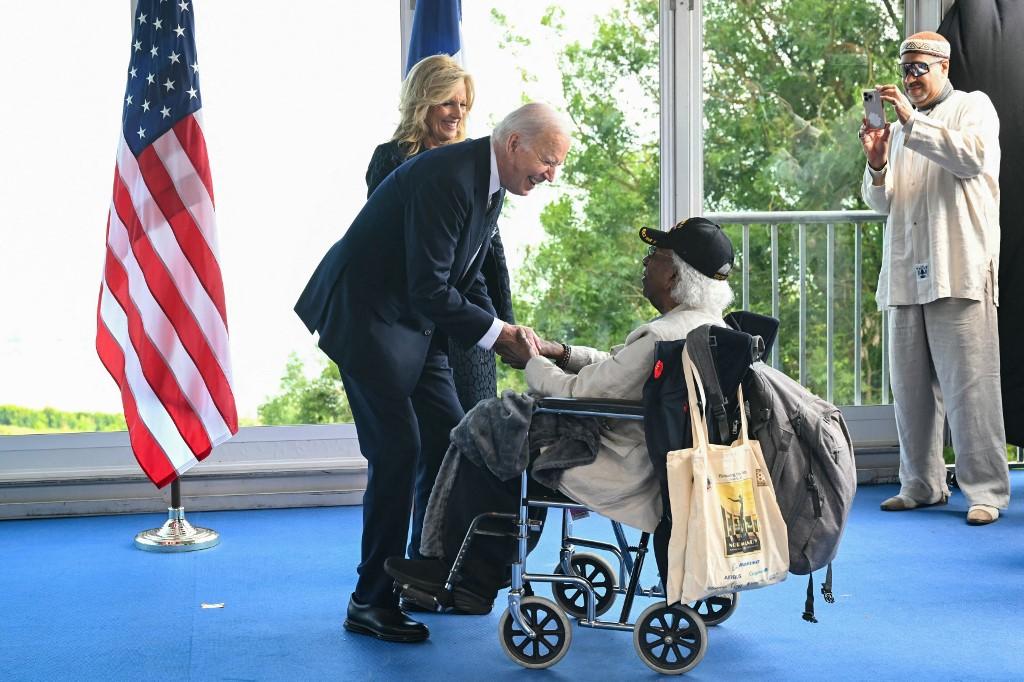 Arrivé mercredi à Paris, le président américain, né avant la fin de la Seconde guerre mondiale, a rencontré des vétérans ayant participé au débarquement. [AFP - SAUL LOEB]