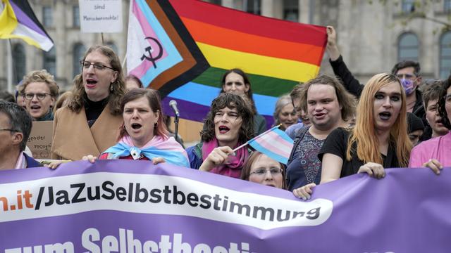 Les députés allemands ont adopté vendredi une loi simplifiant le changement de genre, un vote considéré comme une "étape majeure" en faveur des droits de la communauté LGBTQ+ et la modernisation du pays. [Keystone - Ebrahim Noroozi]