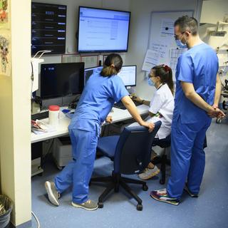 Le canton de Neuchâtel veut engager des "mesures fortes" pour lutter contre la pénurie du personnel des soins infirmiers. Image prétexte. [Keystone - Laurent Gillieron]
