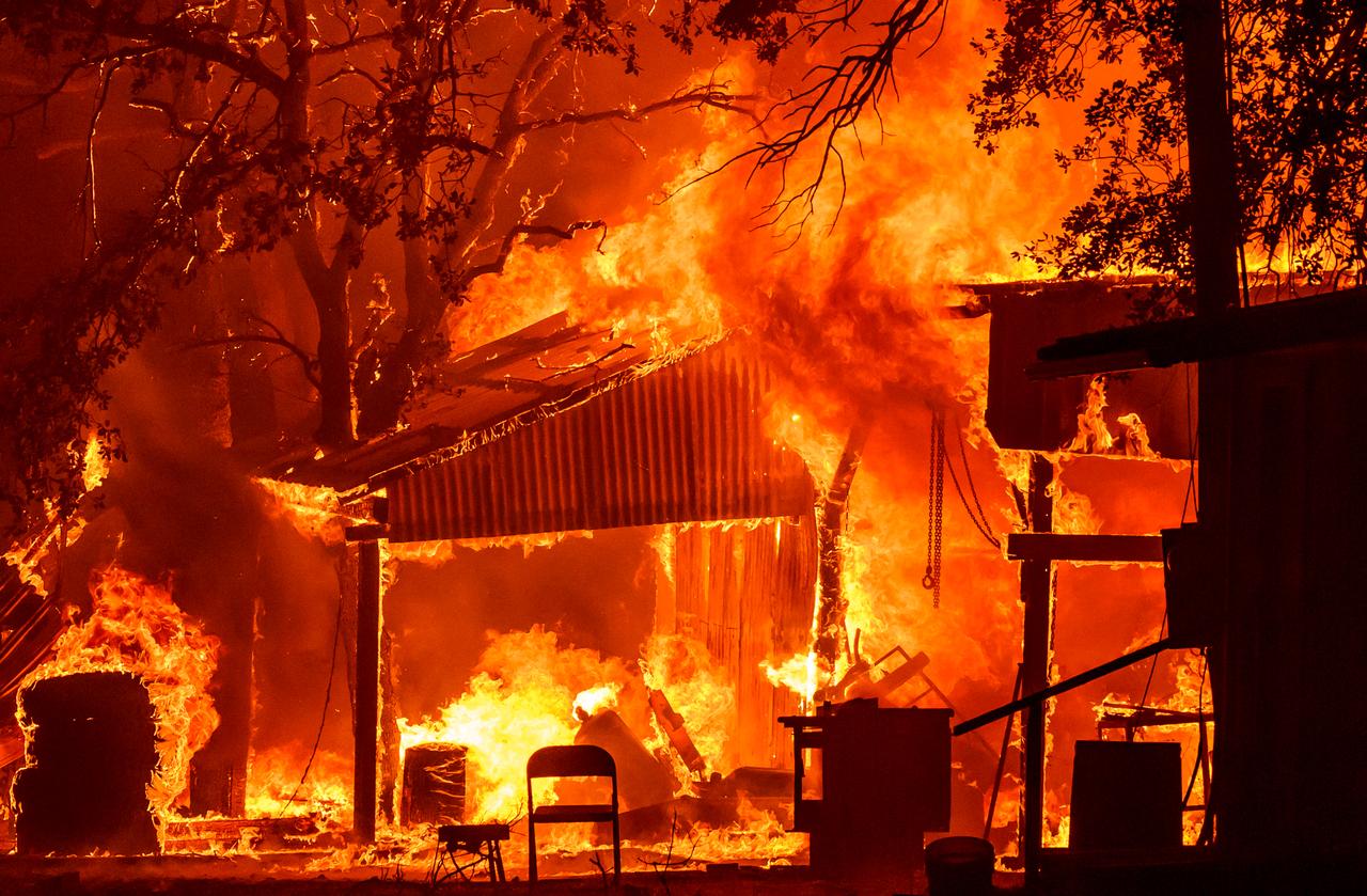 Une propriété est en flammes alors que le "Park Fire" continue de brûler près de Paynes Creek dans le comté de Tehama, en Californie, le 26 juillet 2024. [AFP - JOSH EDELSON]