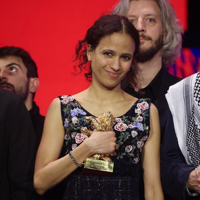 La réalisatrice franco-sénégalaise Mati Diop a remporté l'Ours d'or à Berlin. [KEYSTONE - CLEMENS BILAN]