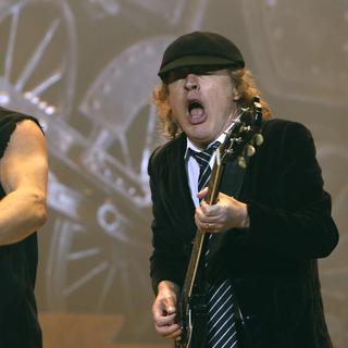 Brian Johnson (à gauche) et Angus Young du groupe AC/DC lors d'un concert à Londres en 2009. [Reuters - Luke MarcGregor]