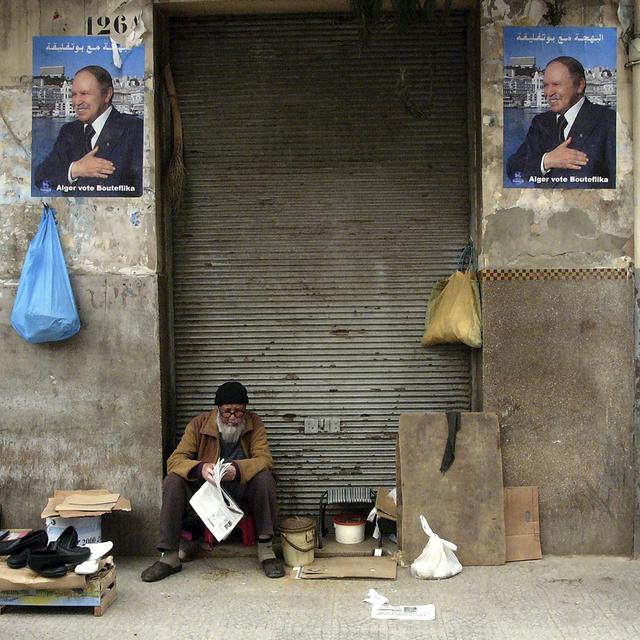 En 2009 et après une décennie de règne, le président algérien Abdelaziz Bouteflika change la constitution pour continuer à être au pouvoir malgré la contestation populaire. [Keystone/AP Photo - Ouahab Hebbat]