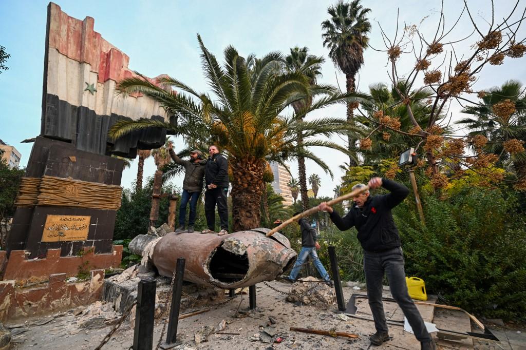 La statue de Hafez al-Assad déboulonnée à Damas. [AFP - LOUAI BESHARA]