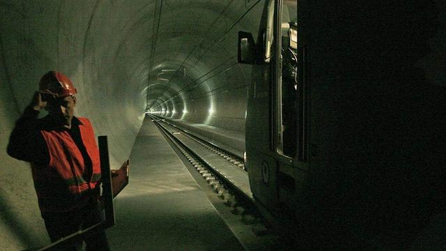 Des ouvriers intoxiqués par un liquide chimique dans le tunnel du Lötschberg (image d'illustration). [Keystone]