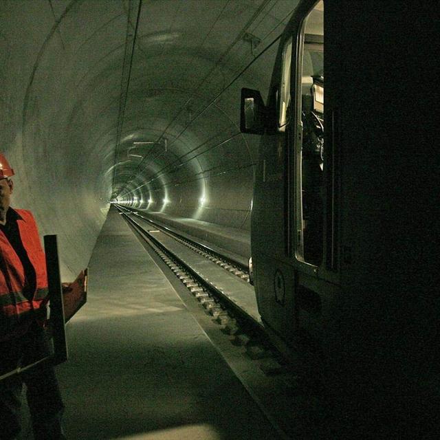 Des ouvriers intoxiqués par un liquide chimique dans le tunnel du Lötschberg (image d'illustration). [Keystone]